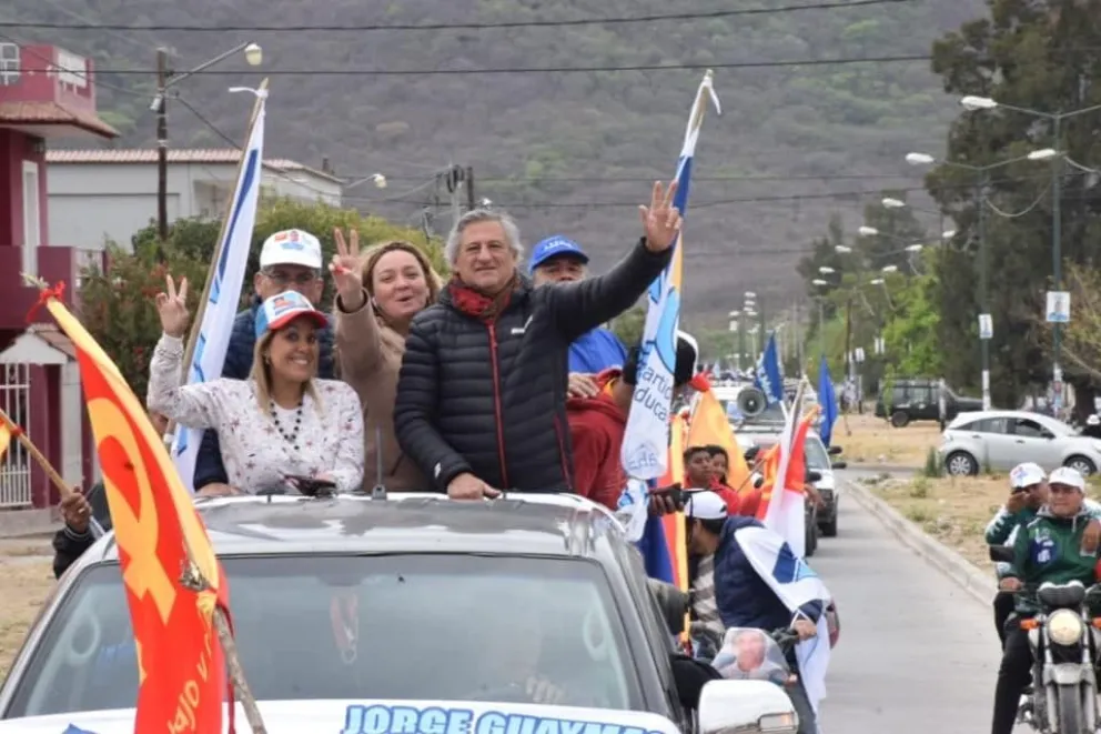 En su recorrido por los barrios, Jorge Guaymás recibió el cariño de muchos salteños