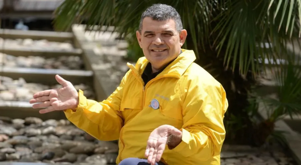 Otra vez dando la nota: juntan firmas para detener la avioneta de campaña de Alfredo Olmedo