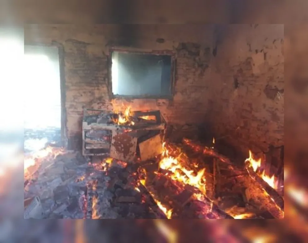 Salteñito jugaba con un mechero, y terminó prendiendo fuego la casa