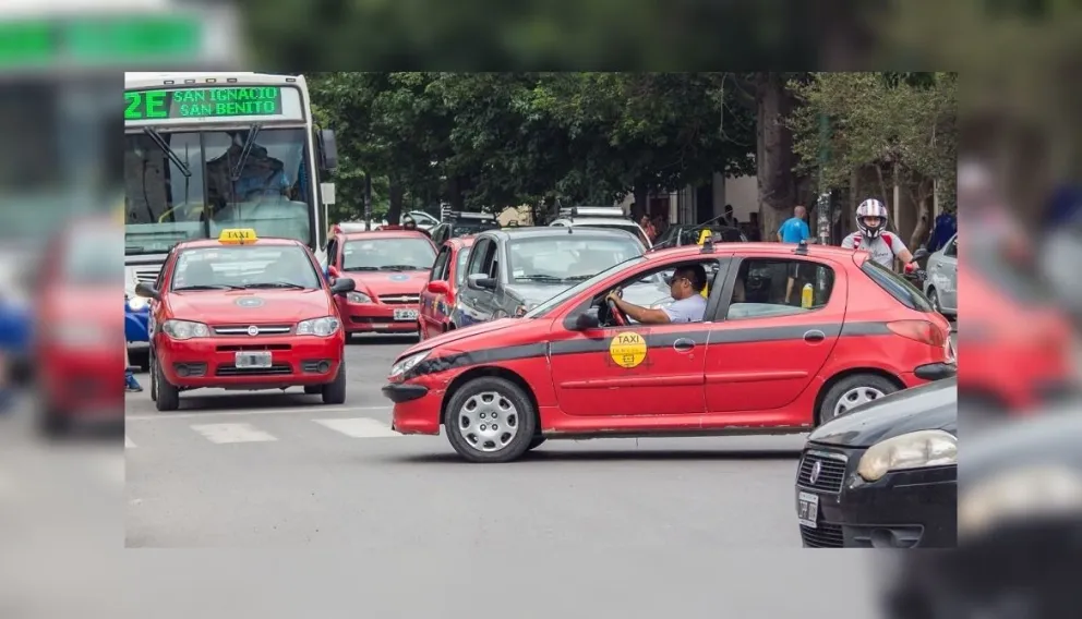 Los taxis y remises deberán renovar sus vehículos