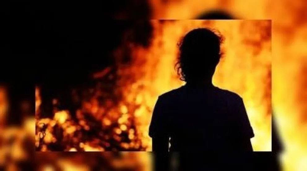 Engendro: prendió fuego a su esposa en pleno asado