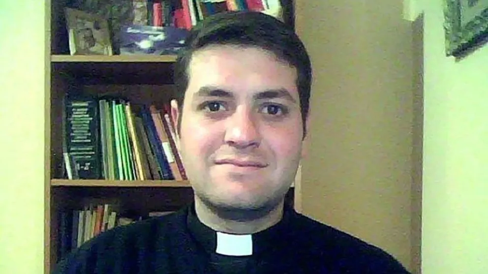 Un cura se reveló en plena misa: dejó sus hábitos "por amor"