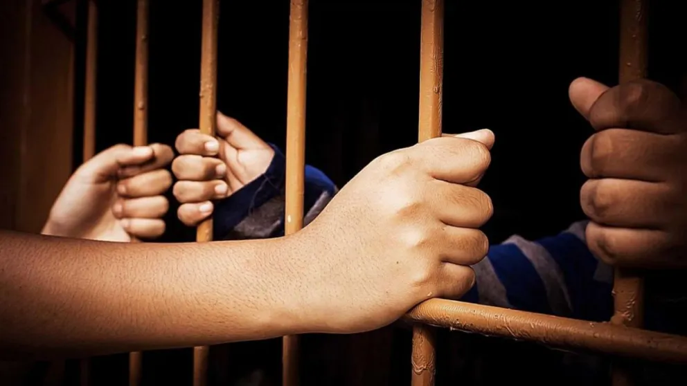 Amor prohibido: ella es policía, él está preso por homicidio, y comenzaron una relación dentro del penal