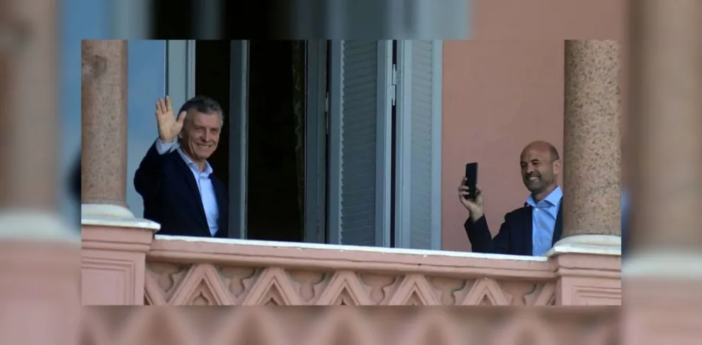 VIDEO. ¡Qué sorpresa!: Macri apareció por el balcón de la Casa Rosada para saludar a unos jovencitos que clamaban por él