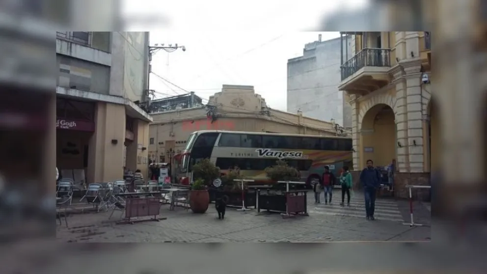 Duro el animal: se volvió a atascar un gran colectivo en pleno centro salteño