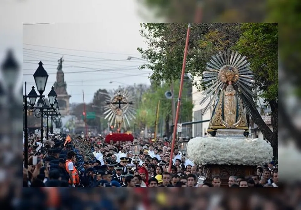 Tiempo del Milagro: la historia familiar detrás de cada corona de claveles