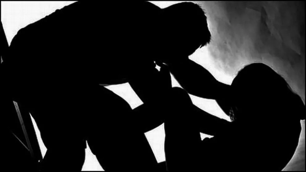 Bº Profesionales: robaron y manosearon a una adolescente mientras esperaba a su mamá