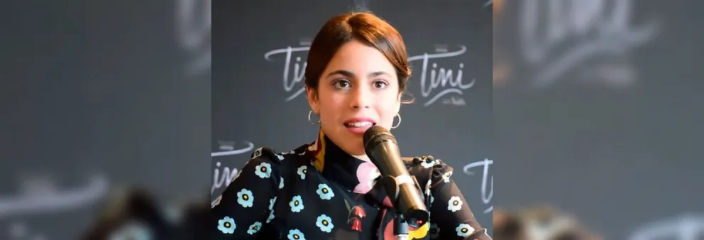 Un asco: Tini Stoessel cantó rodeada de... ¡cucarachas!