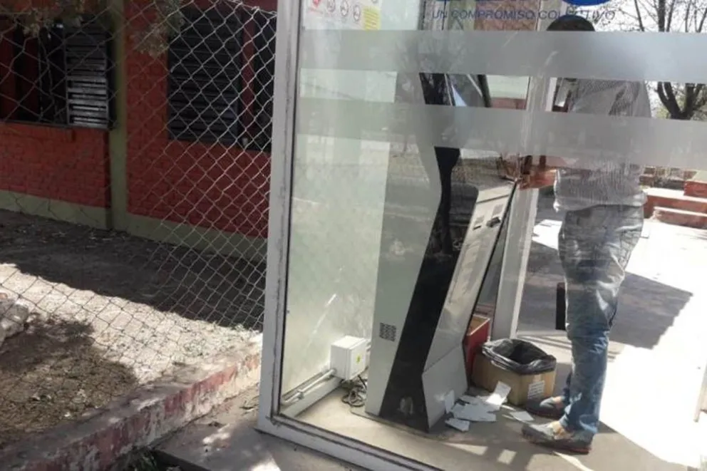 No había necesidad: vándalos destrozaron una cabina de recarga de SAETA