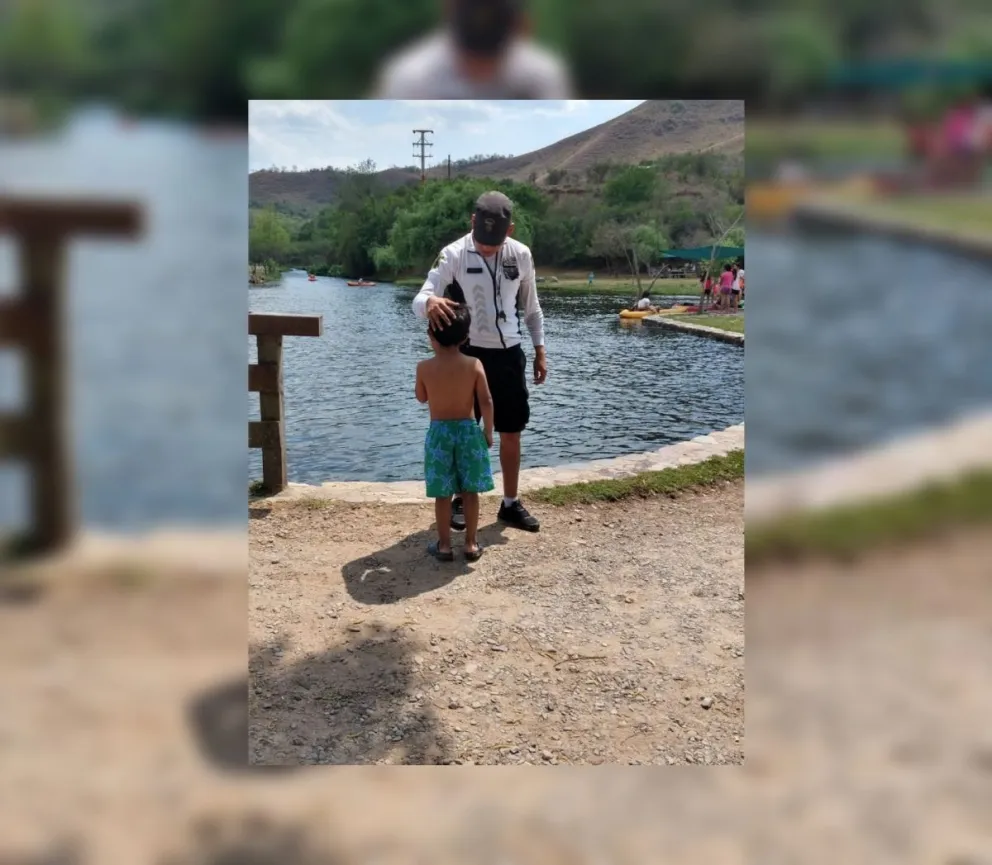 Héroe: un policía salvó a un niño de morir ahogado