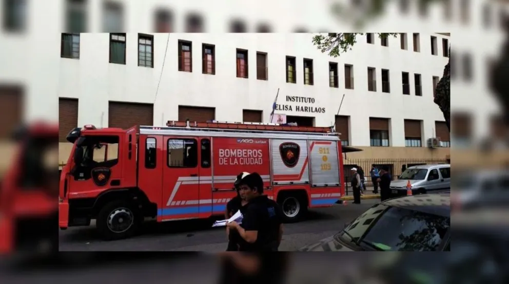 Conmoción: cayó un jovencito desde el 2do piso en un colegio
