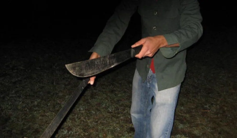 “El loco del machete”: vecinos de Coronel Moldes viven atemorizados por este hombre