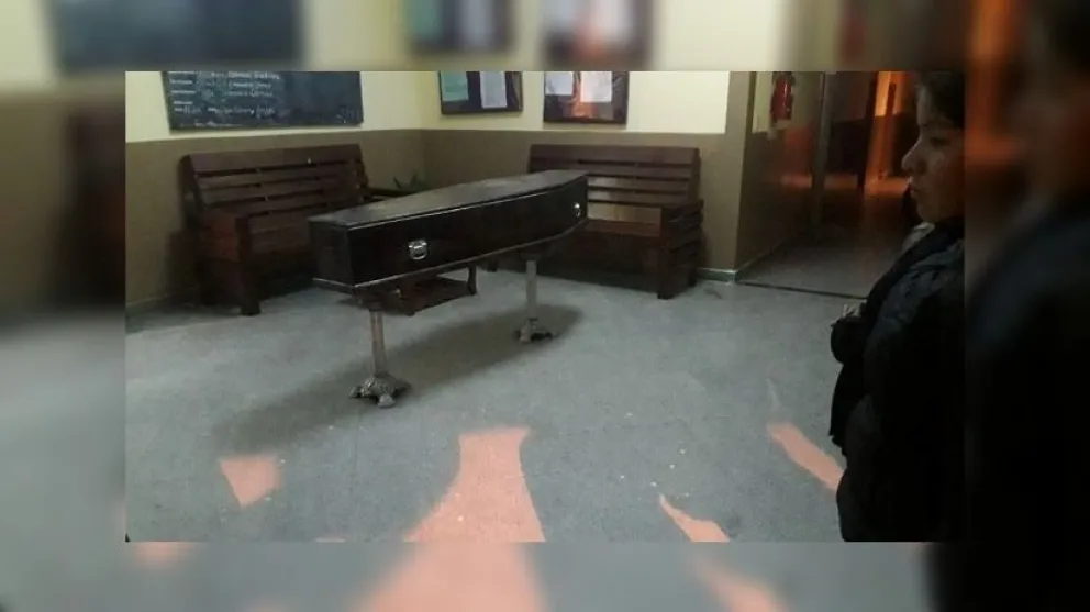 VIDEO. Estremecedor: velaron a un hombre dentro de una comisaría de Tartagal