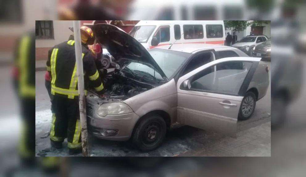 Tensión: se incendió un auto en pleno centro salteño