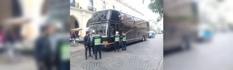 No aprenden: un colectivo de gran porte se metió en contramano por calle Zuviría