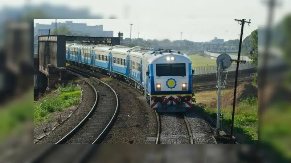 Impactante video: un auto fue atropellado por un tren