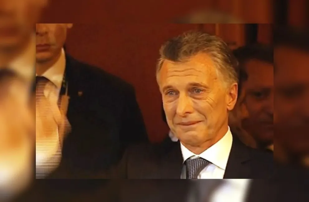 VIDEO. Insólito: Macri le besó el pie a una mujer en pleno acto político y le llamó su "Cenicienta"
