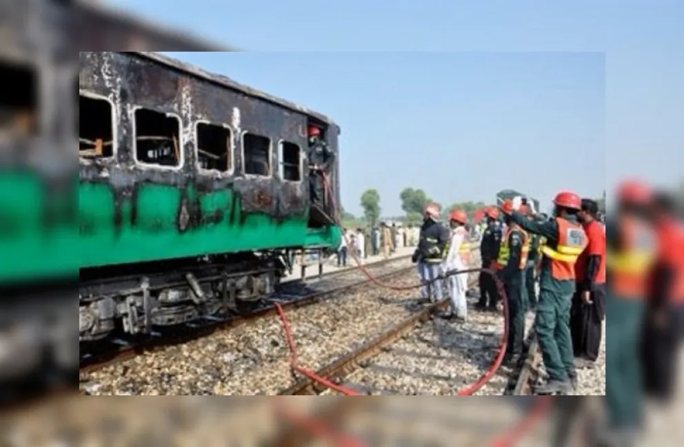 Pánico en Pakistán: explotó un tren con gente dentro