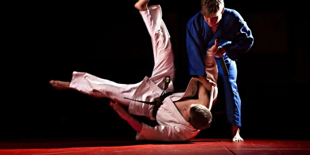 Para que aprenda: un delincuente lo quiso robar, pero este le aplicó una toma de judo y lo inmovilizó