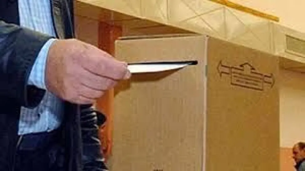 En un escenario polarizado, el macrismo y el kirchnerismo redoblan esfuerzos en contra del fraude