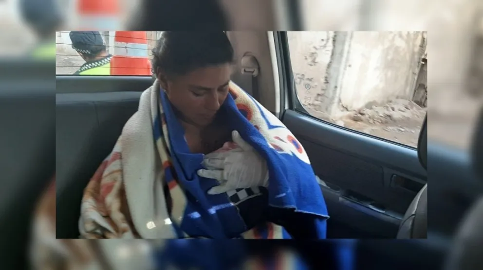 Policias héroes: salvaron a una bebita en la cima de la montaña