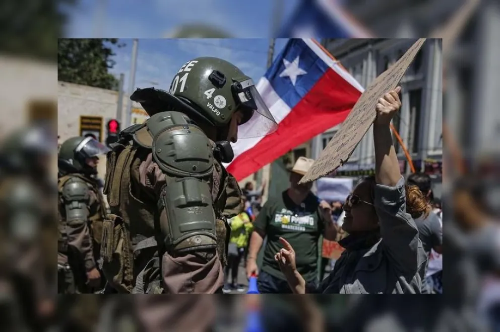 VIDEO. Todos somos el pueblo: carabinero llora en la protesta de Chile y se abraza con la gente