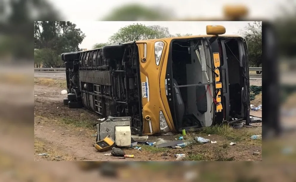 Lunes negro: volcó un colectivo y murió una bebita