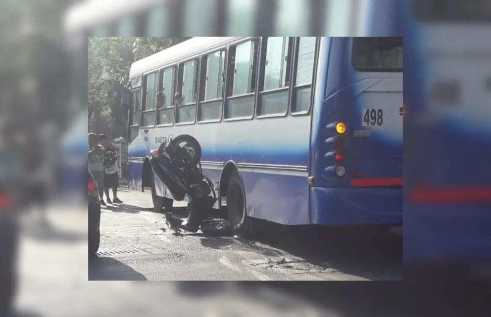 Fuertísimo choque en la Legislatura: una moto quedó patas para arriba