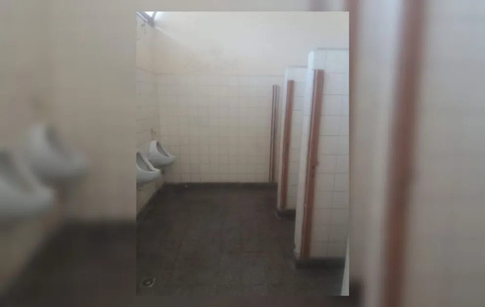 De no creer: alumnos salteños se encierran en el baño del colegio a fumar "porro"