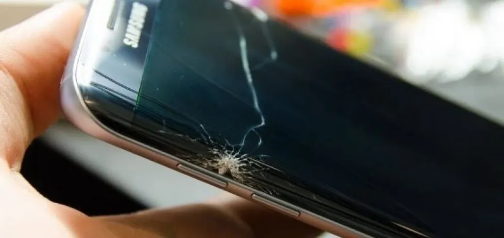 Sin palabras: llevó a arreglar su celular, y el técnico descubrió algo aberrante