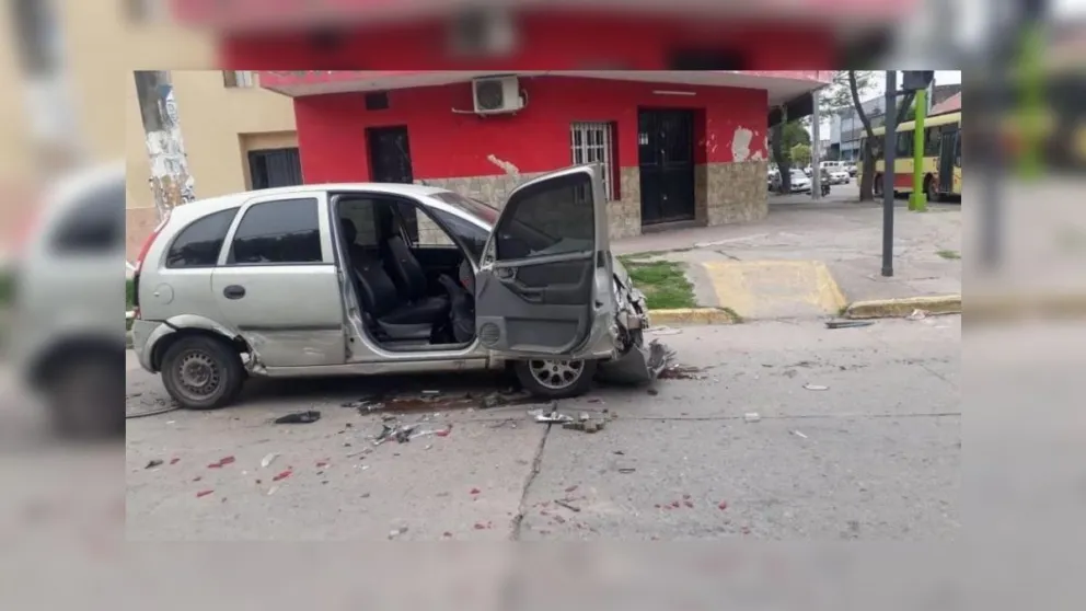 VIDEO. Demente: su pareja lo dejó, él intentó matarla y le chocó 14 veces el auto