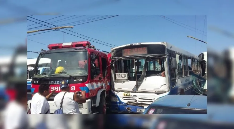 Choque de película: dos colectivos y un camión de bomberos se estrellaron