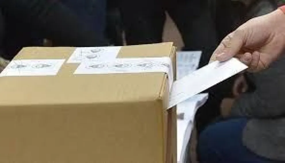 Abrieron las mesas para votar en todo el país