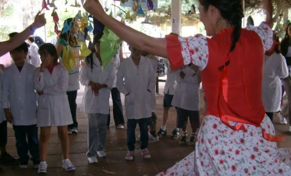 Alejandra Cercena,  directora de la escuela de ballet de la provincia, da su opinión sobre la escuela de folcklore en las escuelas