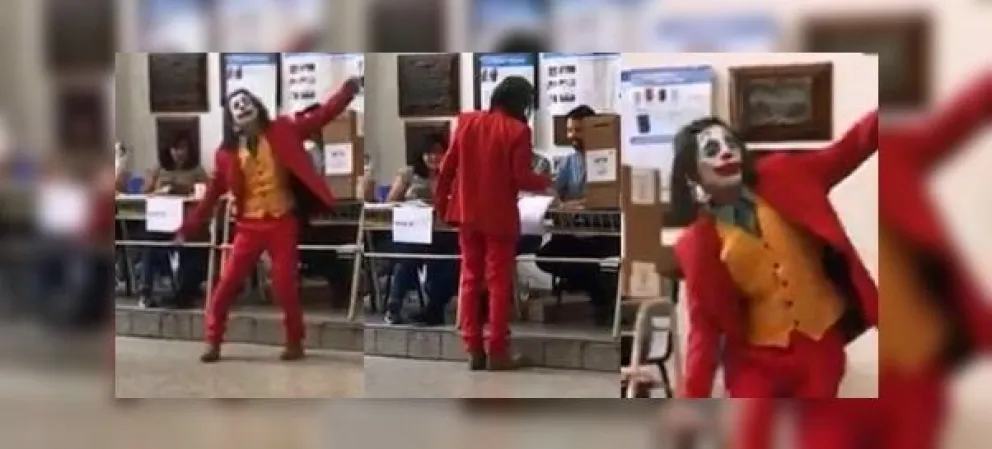 De película: un joven votó disfrazado del Guasón