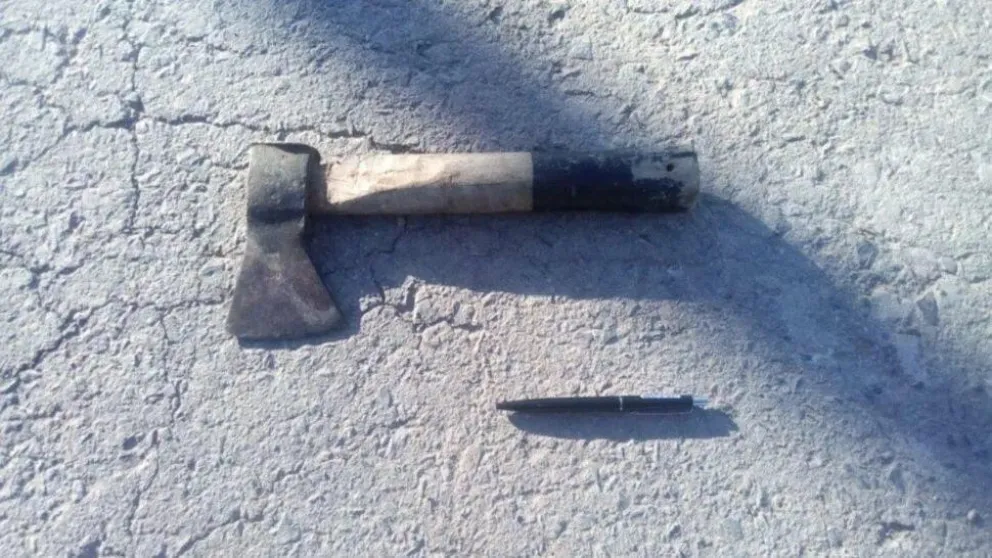 Tremendo intento de femicidio: atacó a su ex con un hacha, le cortó parte de la oreja y el cuerpo