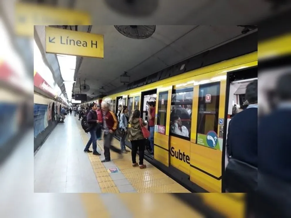 Crisis total: se quiso suicidar un hombre en un subte porque no encuentra trabajo