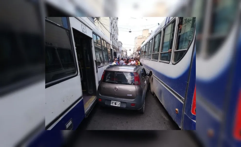 Caos total: dos colectivos y un remis chocaron en la ciudad
