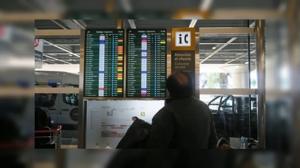 Tensión: hay paro de aviones en Ezeiza y la gente está indignada