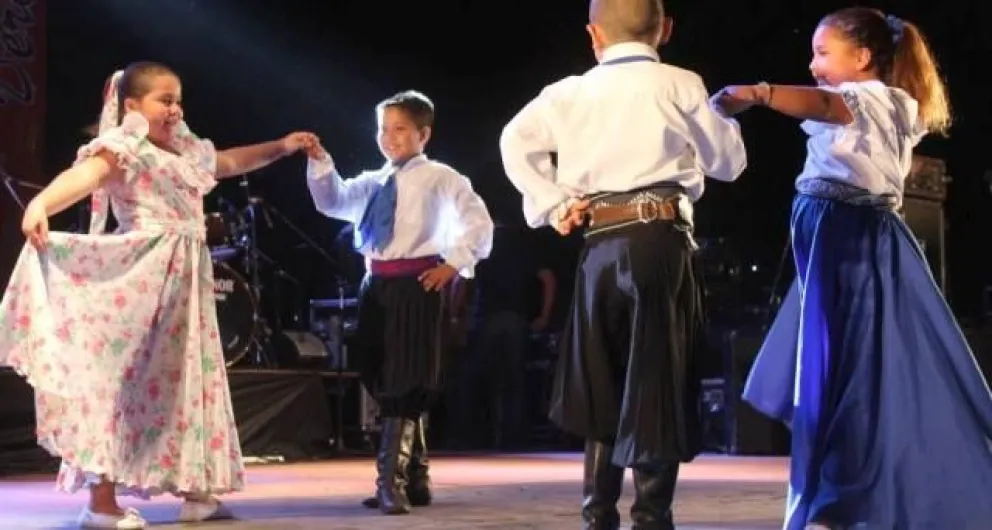 Histórico: la enseñanza de folklore en las escuelas argentinas es ley