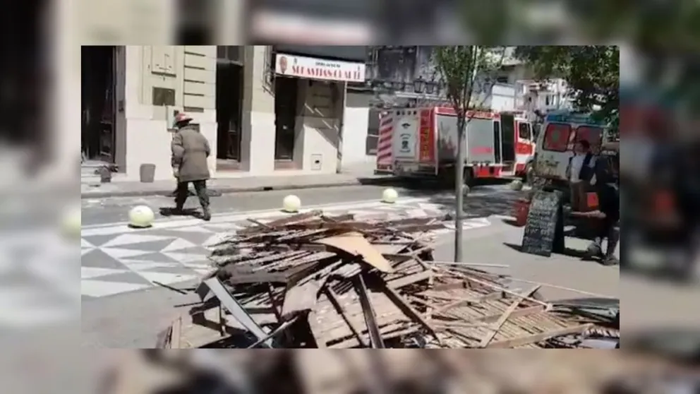 Escándalo: se derrumbó el techo en una biblioteca