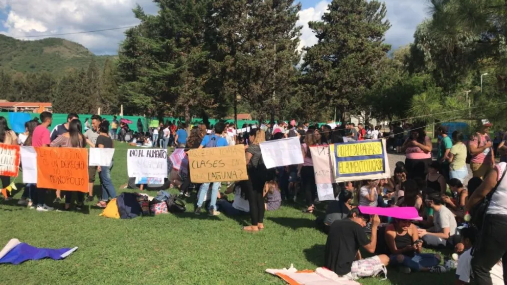 Estudiantes de la UCASAL protestaron por el fuerte aumento de las cuotas