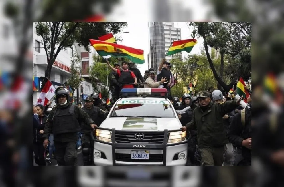 Áñez tomó juramente y Evo Morales amenazó con volver