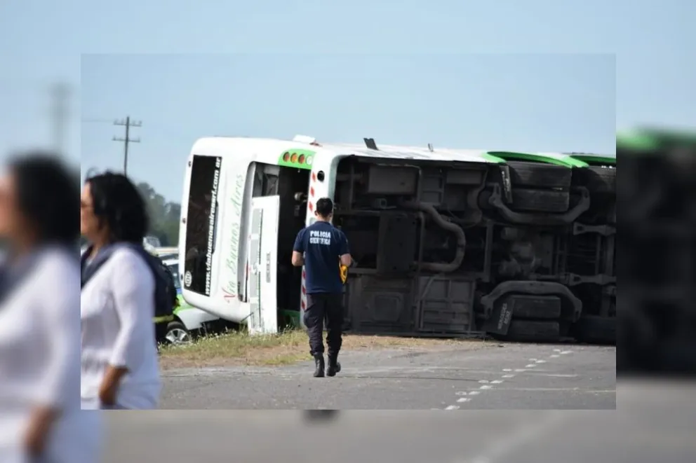 Tragedia: volcó un colectivo de larga distancia donde viajaban niños