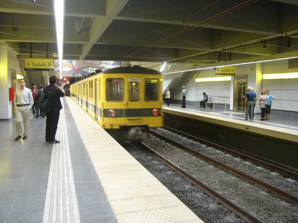 ¡Alto palo! Caminaba mirando el celular, y cayó a las vías del subte
