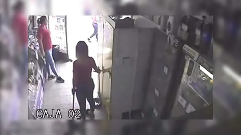 VIDEO. Indignante: menores roban como "pirañas" en un kiosco