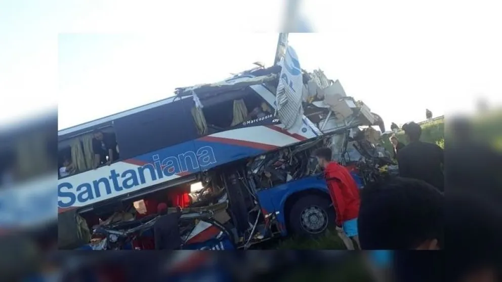 Tragedia: un colectivo chocó con un camión y hay muertos