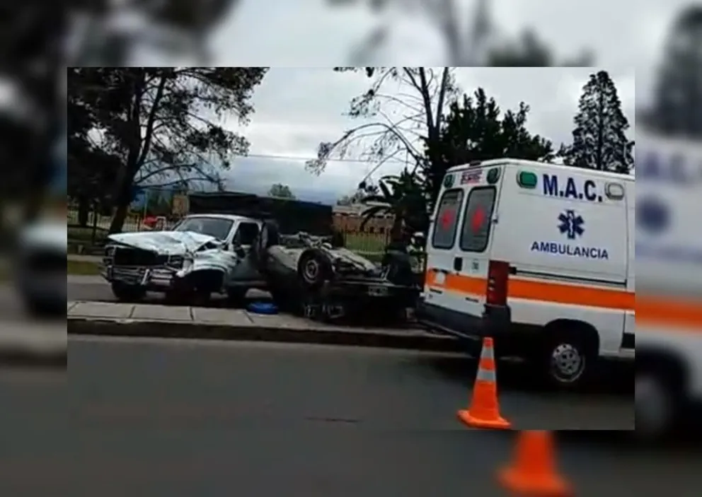 Accidente en Avenida Banchik: tras un problema mecánico, se cruzó de carril y volcó