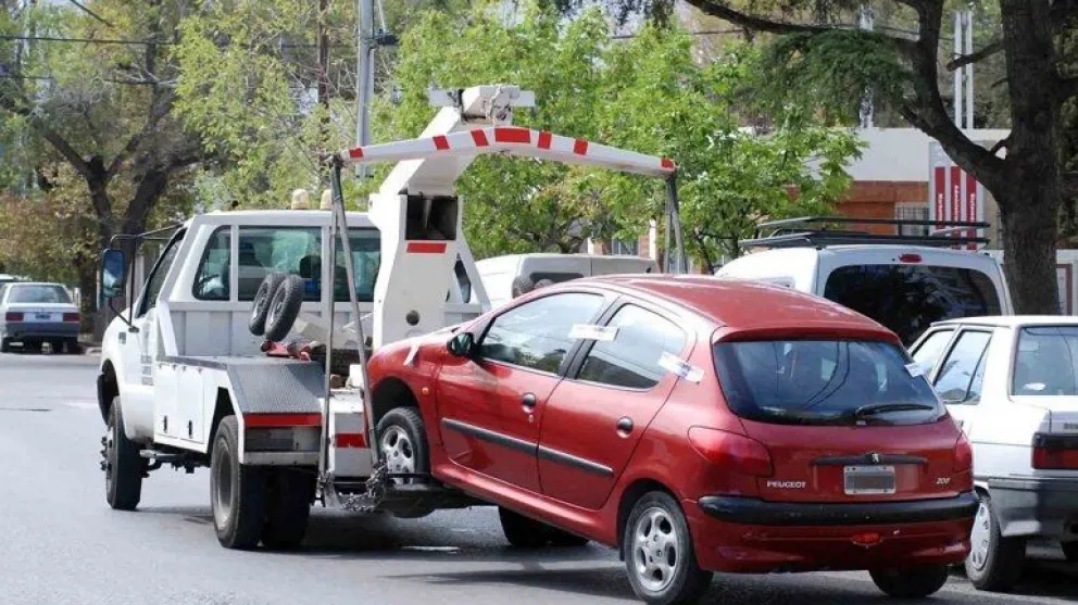 Dejó el auto mal estacionado y explicó a través de una nota los motivos: “Me estoy cag…”
