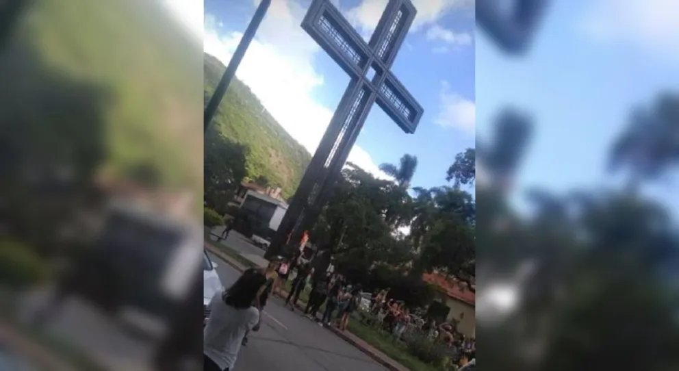 El repudio del Arzobispado luego de que un grupo de mujeres intentara prender fuego la cruz en el Paseo Güemes